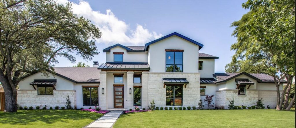 A picture of the entrance of a house model built by Maxwell Custom homes for the Estates of Hidden Creek development in Waxahachie Texas