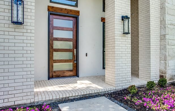 A picture of the entrance of a house model built by Maxwell Custom homes for the Estates of Hidden Creek development in Waxahachie Texas