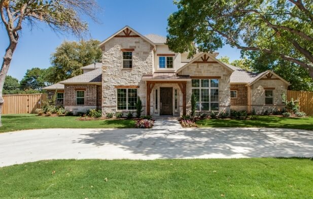 A picture of a beautiful house model built by Maxwell Custom homes for the Estates of Hidden Creek development in Waxahachie Texas