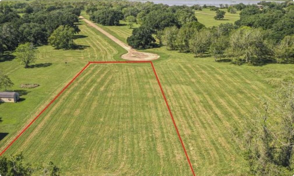 A photograph of a plot own by Estates of Hidden Creek in Waxahachie Texas of 1 acre each